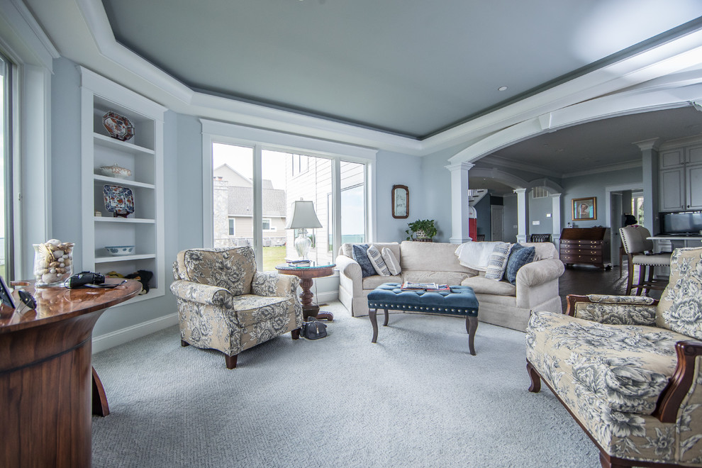 Foto di un soggiorno classico di medie dimensioni e chiuso con pareti grigie, moquette, nessun camino, TV a parete e pavimento blu