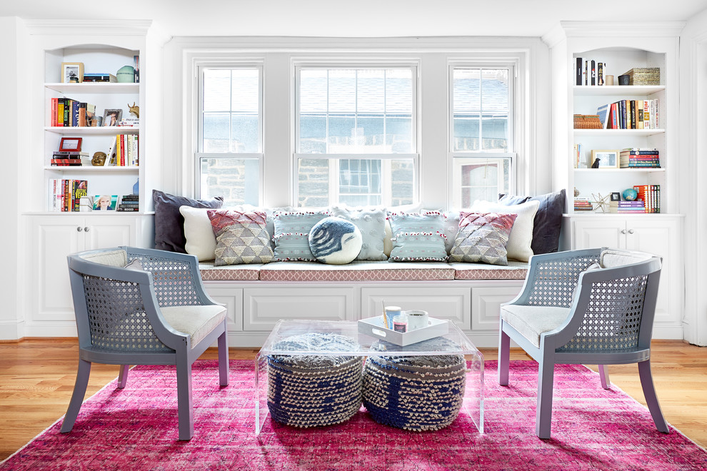 Ejemplo de sala de estar clásica renovada de tamaño medio con paredes blancas, suelo de madera en tonos medios y suelo marrón