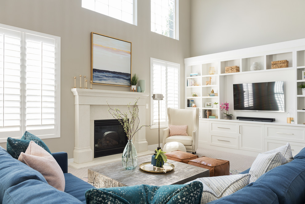Imagen de sala de estar marinera con moqueta, todas las chimeneas, pared multimedia, suelo beige y paredes beige