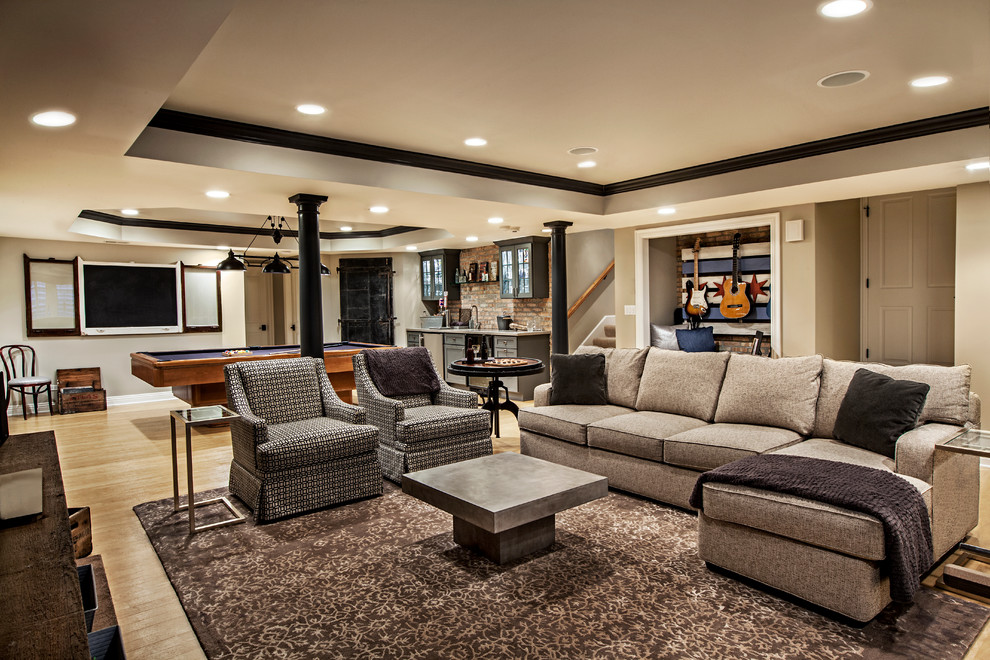Esempio di un soggiorno classico chiuso con sala giochi, pareti grigie, parquet chiaro, TV a parete e tappeto