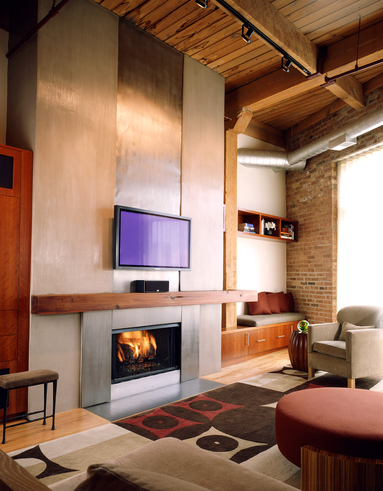 Пример оригинального дизайна: гостиная комната в стиле лофт с бежевыми стенами, светлым паркетным полом, горизонтальным камином, телевизором на стене и ковром на полу
