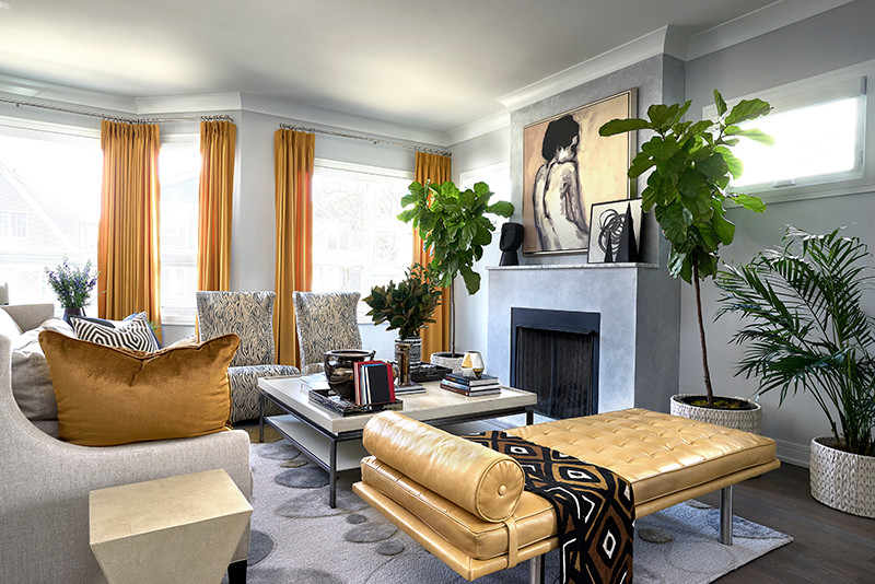 Modelo de sala de estar abierta clásica renovada grande con paredes grises, suelo de madera oscura y suelo marrón
