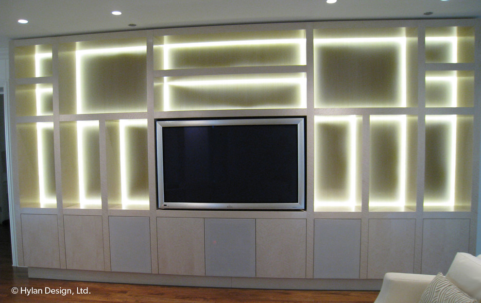 Ejemplo de sala de estar cerrada minimalista extra grande con paredes beige, suelo de madera en tonos medios, chimenea lineal, marco de chimenea de madera y pared multimedia