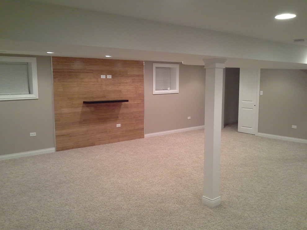 Ejemplo de sala de estar abierta tradicional renovada grande con paredes beige, moqueta y pared multimedia