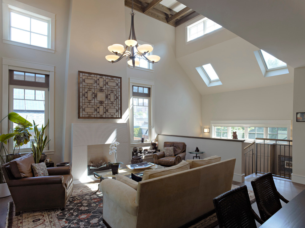 Ejemplo de sala de estar abierta clásica renovada grande con paredes blancas, todas las chimeneas y marco de chimenea de piedra