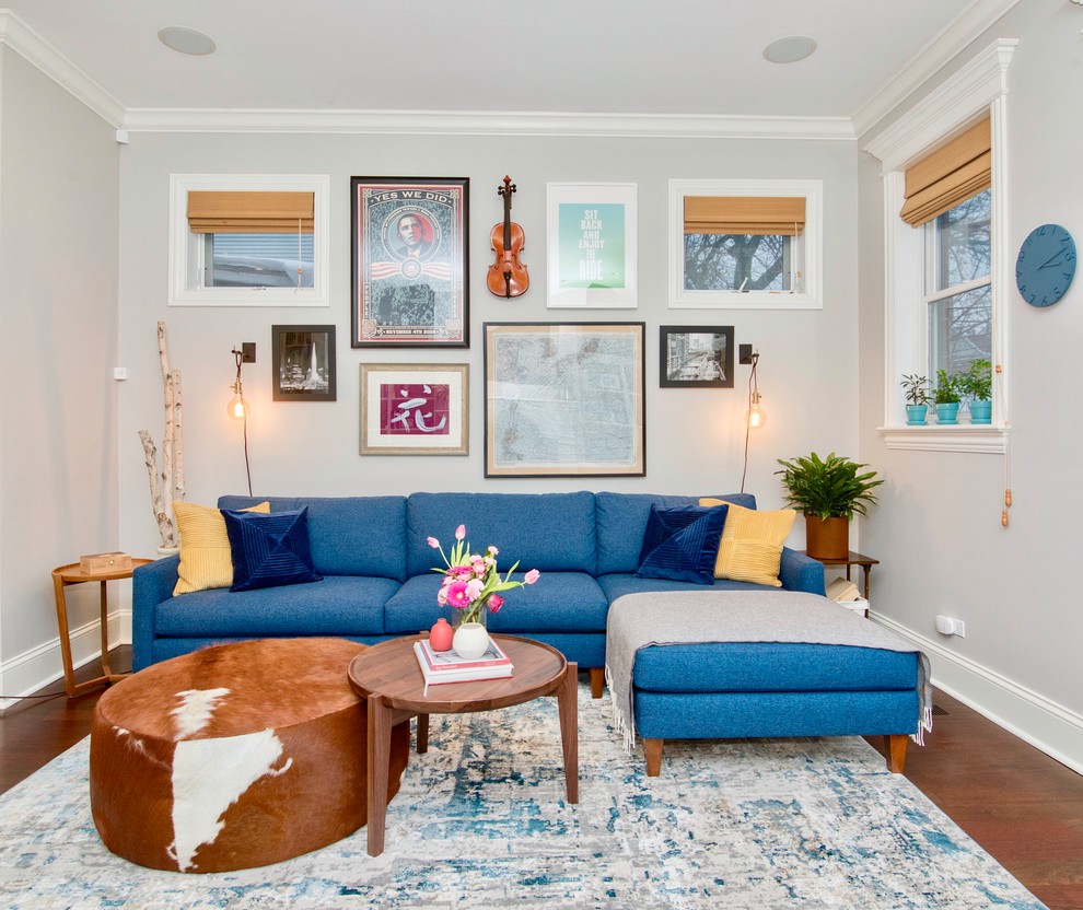 Свежая идея для дизайна: изолированная гостиная комната среднего размера в стиле неоклассика (современная классика) с серыми стенами, паркетным полом среднего тона и коричневым полом без камина, телевизора - отличное фото интерьера