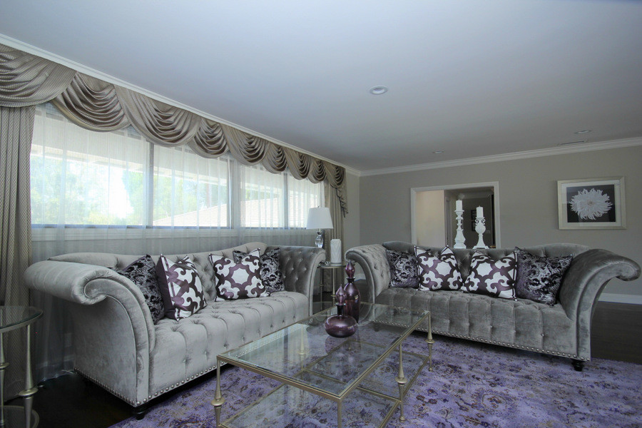 Ejemplo de sala de estar con rincón musical abierta clásica renovada grande sin chimenea con paredes grises, suelo de madera oscura y pared multimedia
