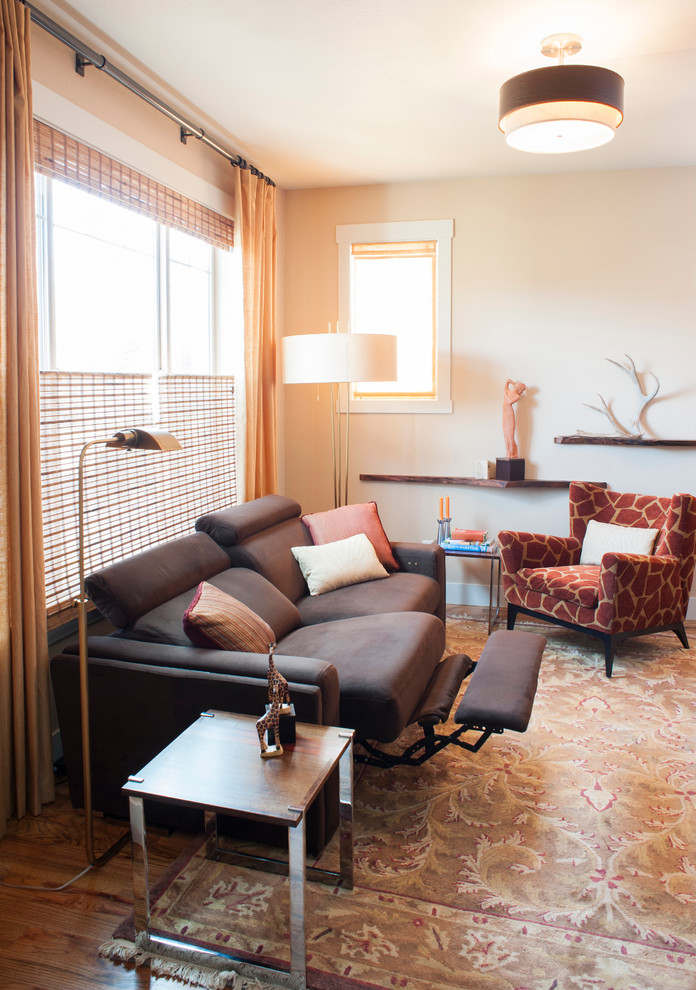 Inspiration pour une petite salle de séjour bohème ouverte avec un mur beige et un sol en bois brun.