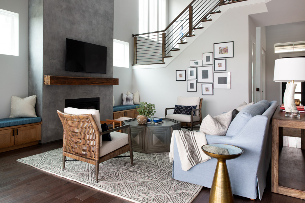 Imagen de sala de estar tradicional renovada de tamaño medio con paredes beige, suelo de madera oscura, todas las chimeneas, marco de chimenea de metal y televisor colgado en la pared