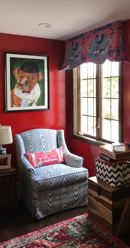 Diseño de sala de estar cerrada clásica con paredes rojas