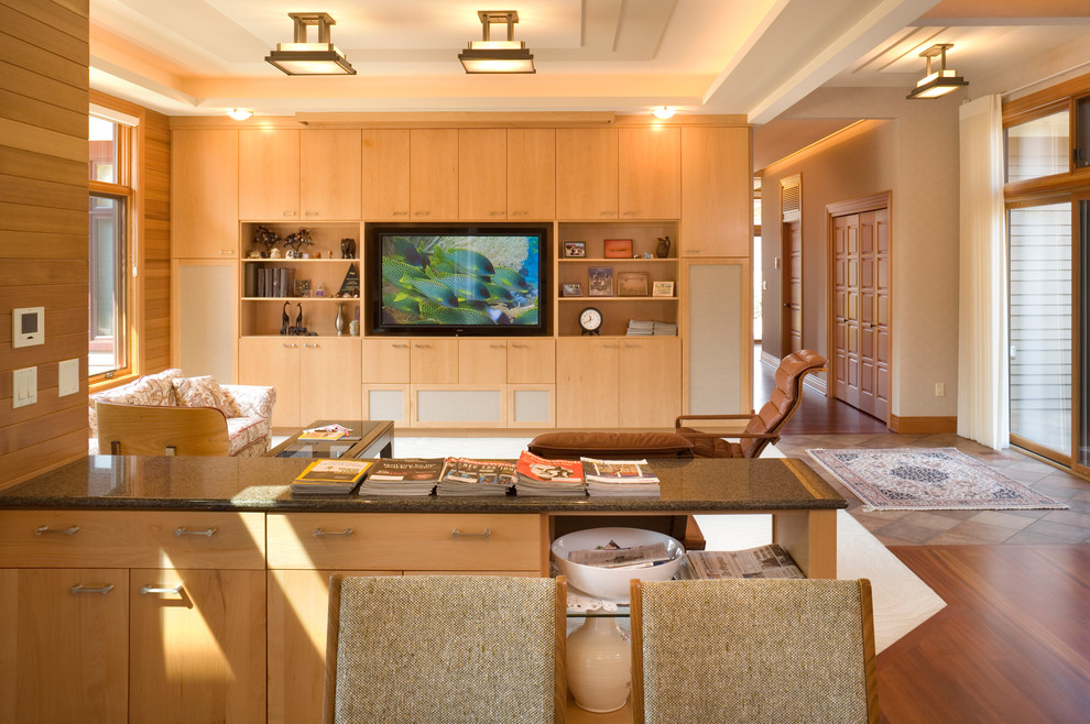Esempio di un soggiorno design aperto con pareti beige, pavimento in legno massello medio e parete attrezzata