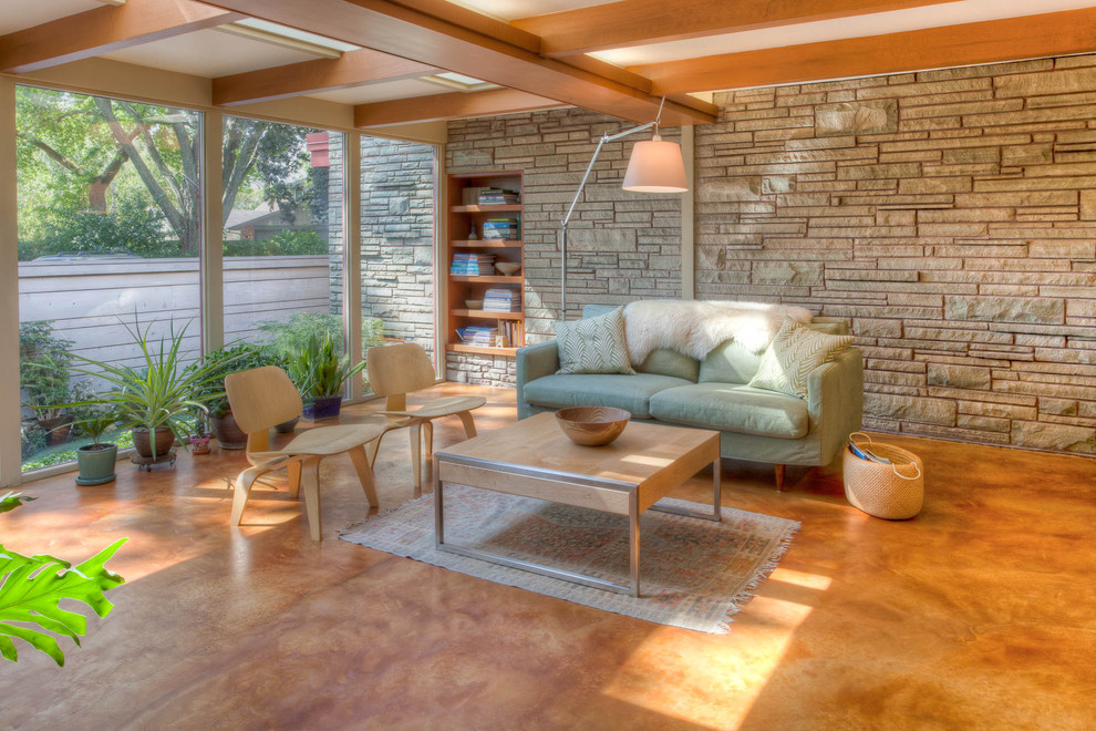 Ispirazione per un soggiorno minimalista con pareti beige, pavimento in cemento e pavimento arancione