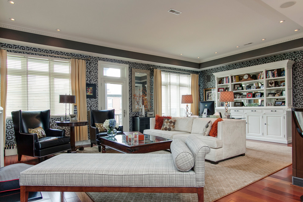 Imagen de sala de estar abierta actual grande con suelo de madera oscura, paredes multicolor y alfombra