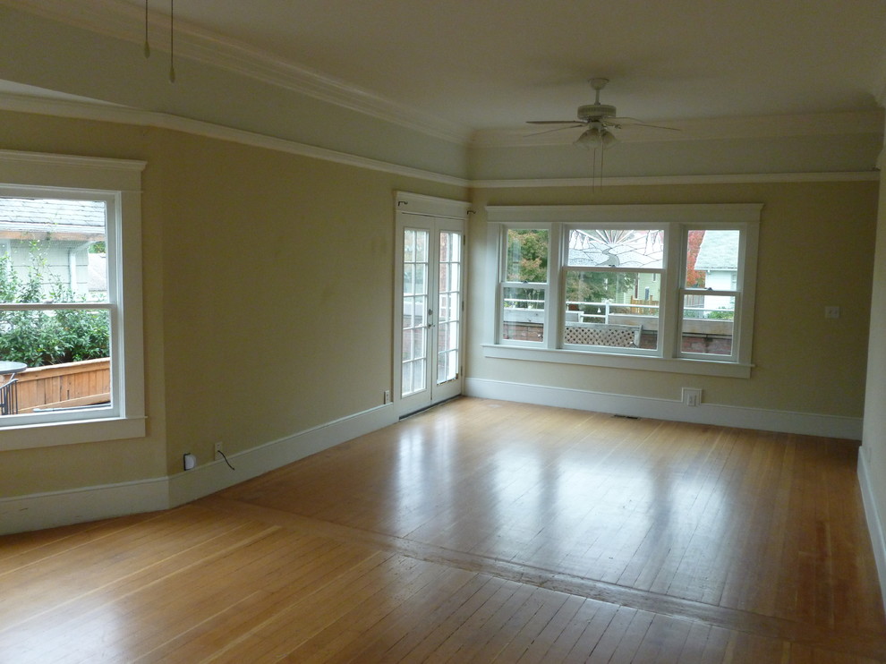 Mittelgroßes, Fernseherloses, Abgetrenntes Rustikales Wohnzimmer ohne Kamin mit beiger Wandfarbe und hellem Holzboden in Portland