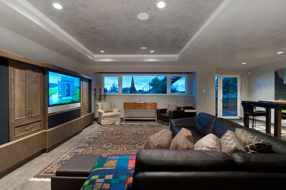 Diseño de sala de estar con barra de bar cerrada actual de tamaño medio con paredes beige, suelo de baldosas de cerámica y pared multimedia