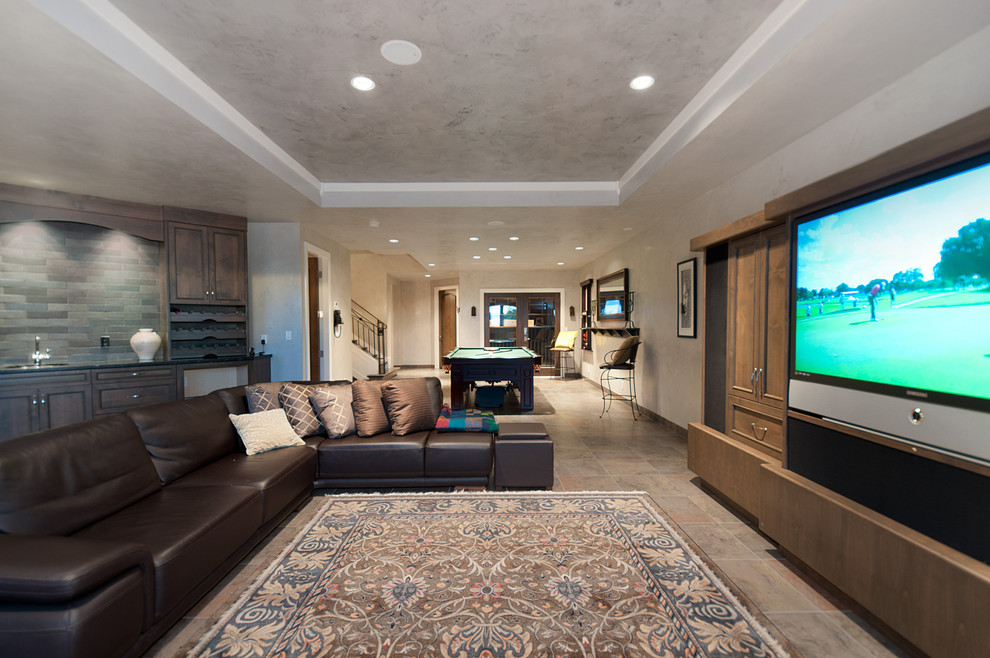 Cette image montre une salle de séjour design de taille moyenne et fermée avec un bar de salon, un mur beige, un sol en carrelage de céramique et un téléviseur encastré.
