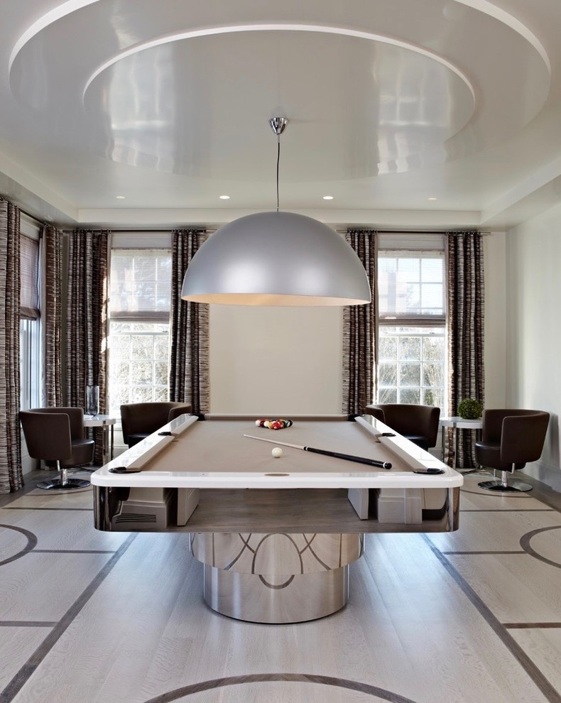 Стильный дизайн: гостиная комната в современном стиле с бильярдным столом - последний тренд