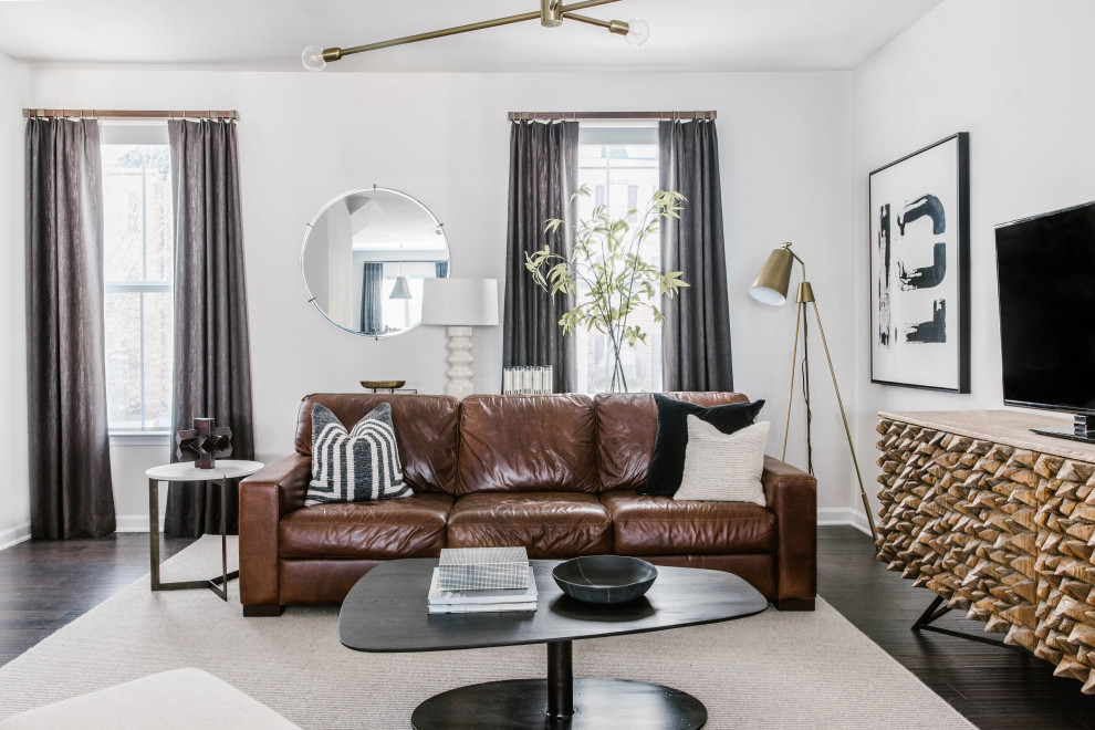 Imagen de sala de estar abierta nórdica de tamaño medio sin chimenea con paredes blancas, suelo de madera oscura, televisor independiente y suelo gris
