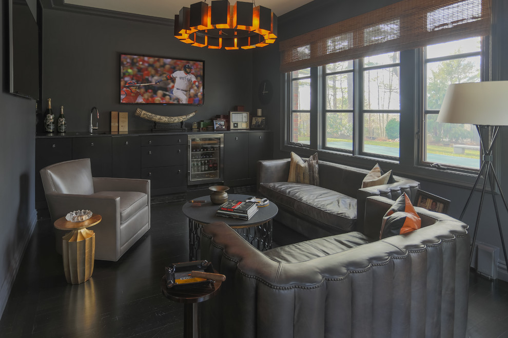 Foto di un soggiorno chic di medie dimensioni e chiuso con angolo bar, pareti grigie, parquet scuro e TV a parete