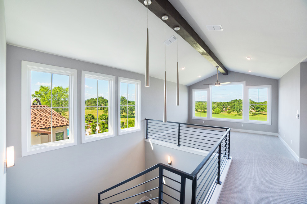 Exemple d'une salle de séjour mansardée ou avec mezzanine tendance de taille moyenne avec un mur gris et moquette.