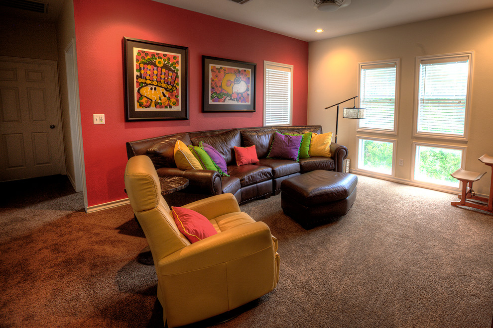 Foto de sala de estar tipo loft clásica renovada de tamaño medio con paredes rojas y pared multimedia