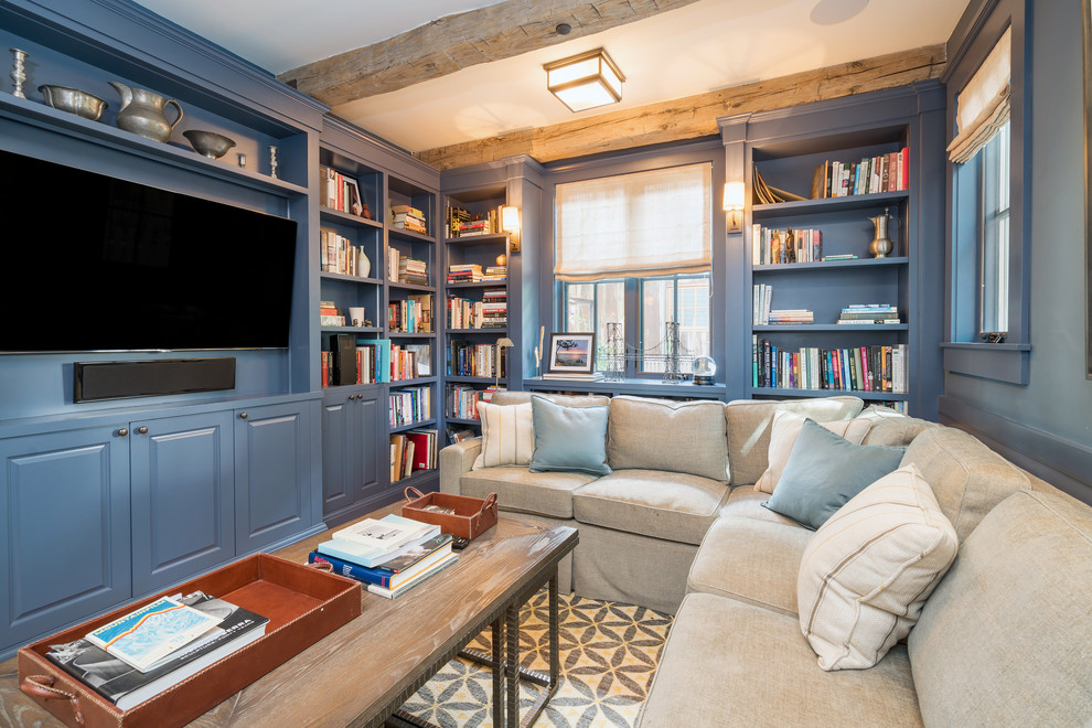 Abgetrenntes Country Wohnzimmer mit braunem Holzboden, Multimediawand und braunem Boden in Denver