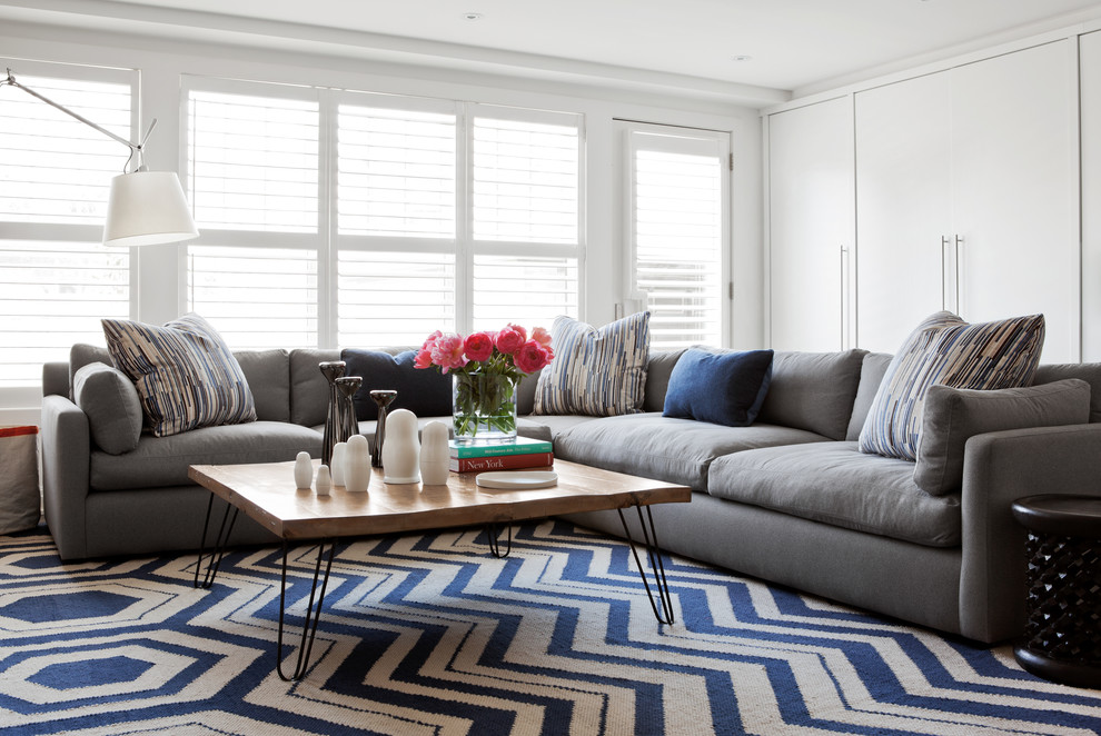 Diseño de sala de estar abierta tradicional renovada con paredes blancas y suelo de madera en tonos medios