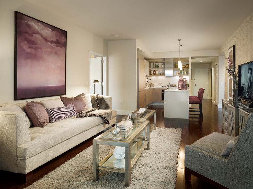 Offenes, Kleines Modernes Wohnzimmer ohne Kamin mit beiger Wandfarbe, dunklem Holzboden und freistehendem TV in New York