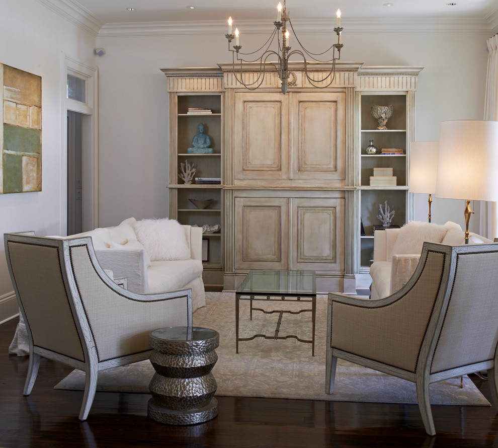 Immagine di un soggiorno classico chiuso con pareti beige e parquet scuro