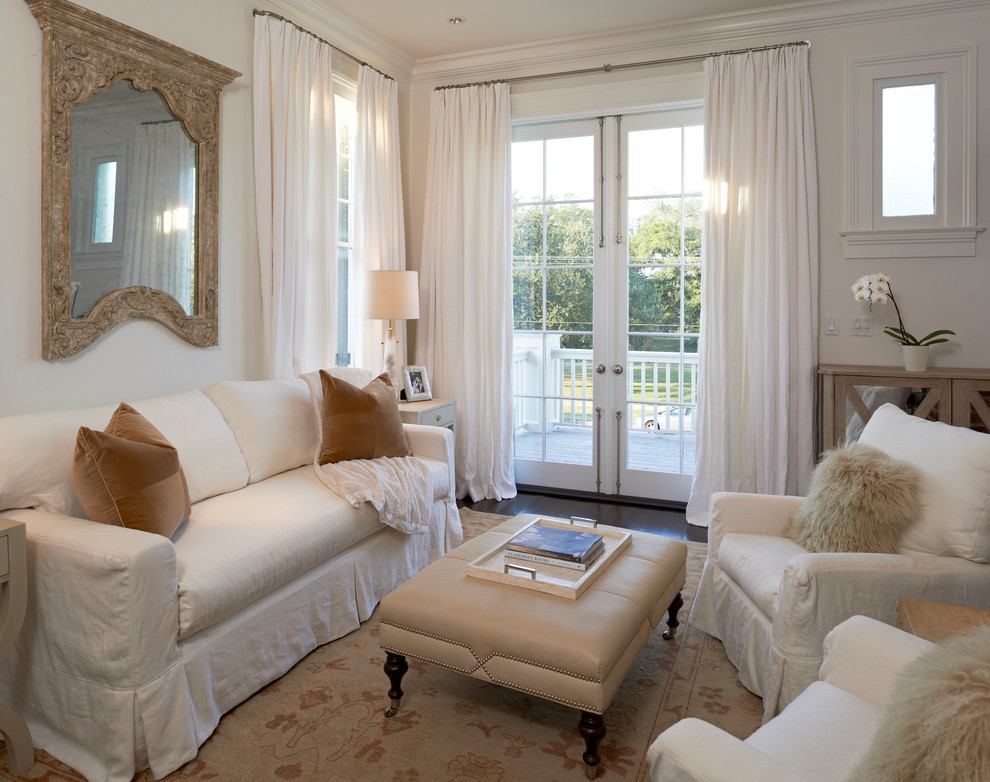 Пример оригинального дизайна: гостиная комната среднего размера в классическом стиле с белыми стенами, темным паркетным полом и ковром на полу без камина, телевизора
