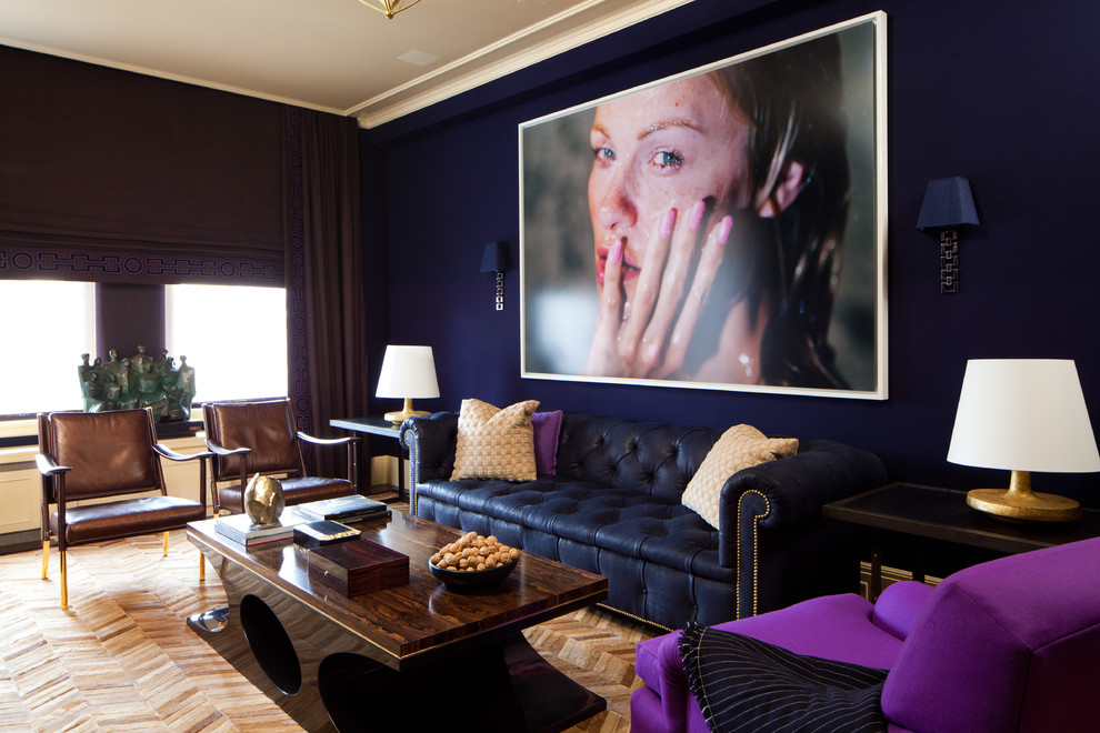 Пример оригинального дизайна: гостиная комната в современном стиле с синими стенами и синим диваном
