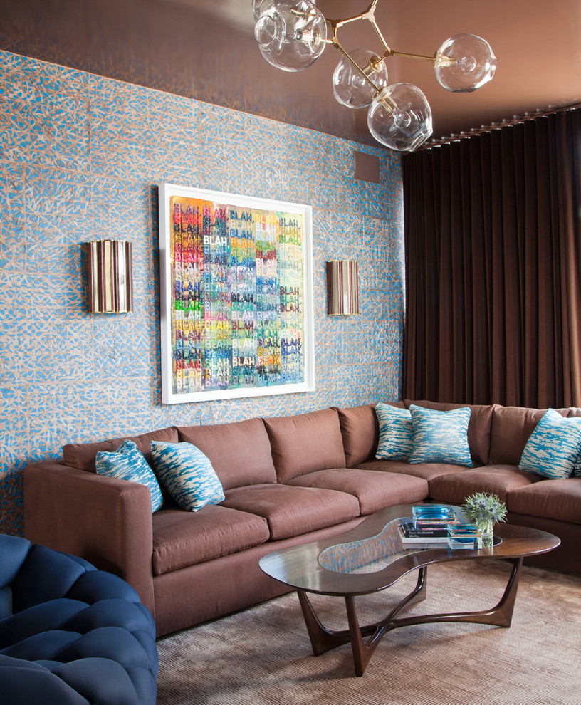 Пример оригинального дизайна: гостиная комната в современном стиле с разноцветными стенами и акцентной стеной