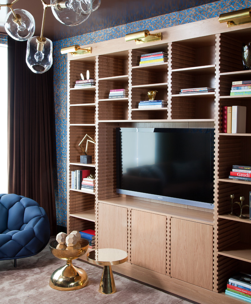 Cette image montre une salle de séjour design avec un mur bleu et un téléviseur encastré.