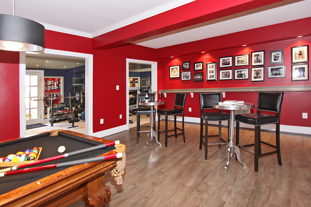 Ispirazione per un soggiorno tradizionale chiuso con sala giochi, pareti rosse e parquet chiaro