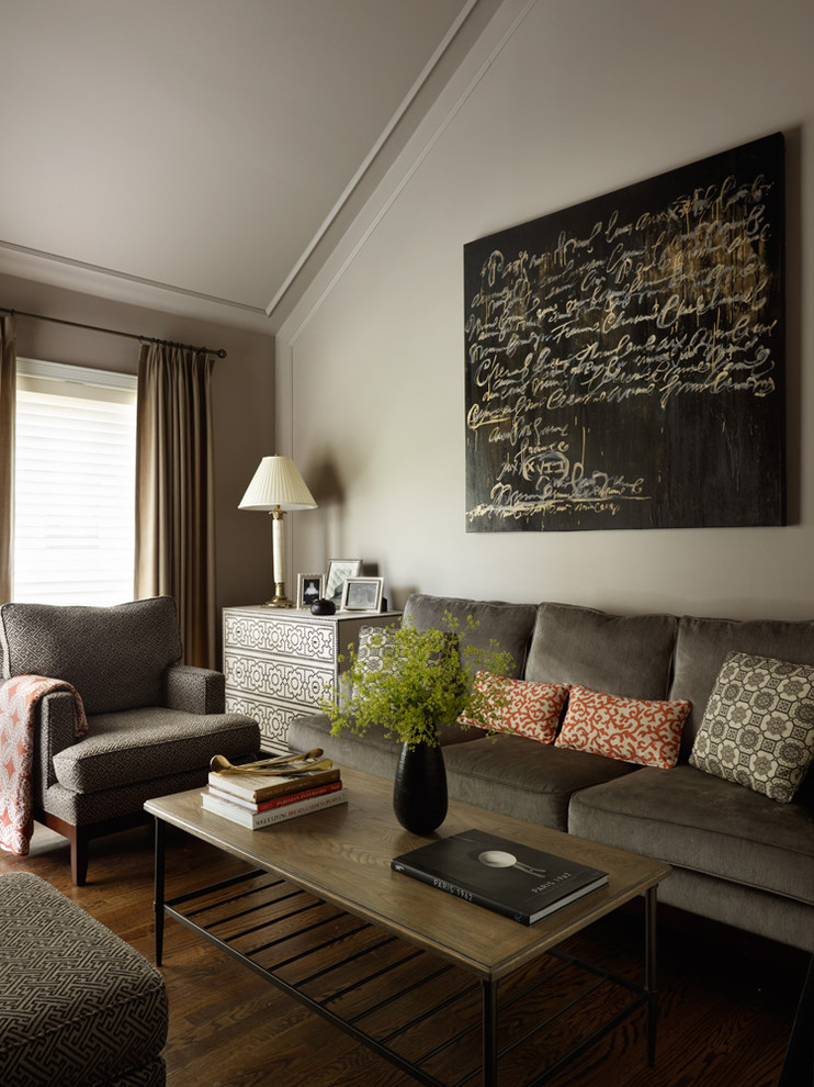 Mittelgroßes, Abgetrenntes Modernes Wohnzimmer ohne Kamin mit beiger Wandfarbe, dunklem Holzboden und braunem Boden in Chicago