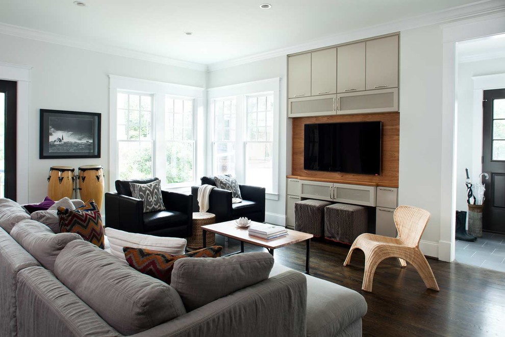 Aménagement d'une salle de séjour contemporaine avec un mur gris, parquet foncé et un téléviseur fixé au mur.