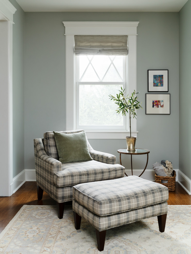 Ejemplo de sala de estar abierta grande con paredes verdes y suelo de madera en tonos medios
