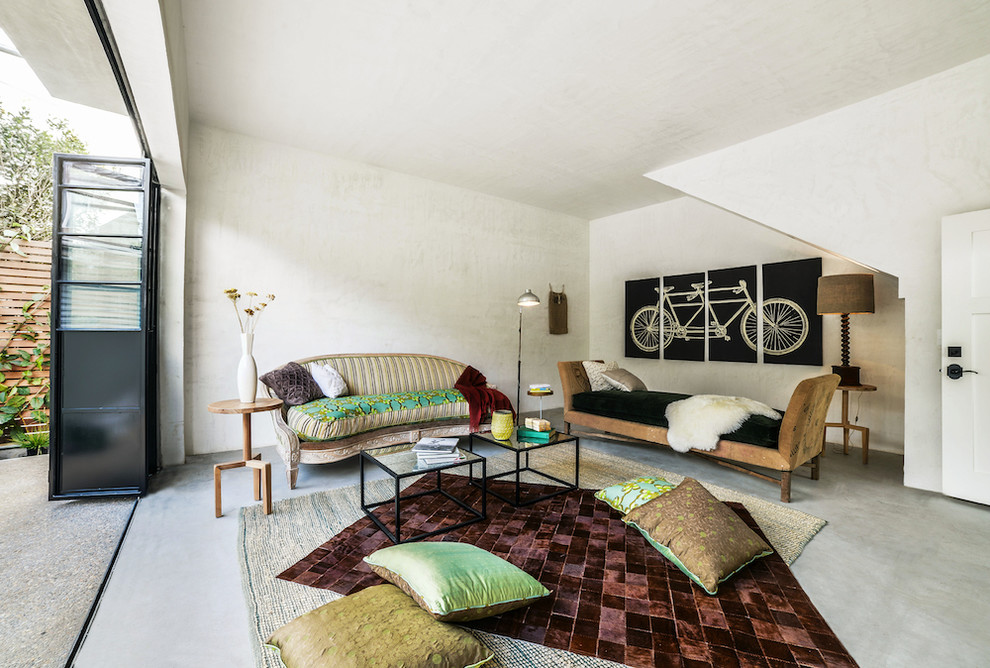 Идея дизайна: открытая гостиная комната в современном стиле с белыми стенами и бетонным полом