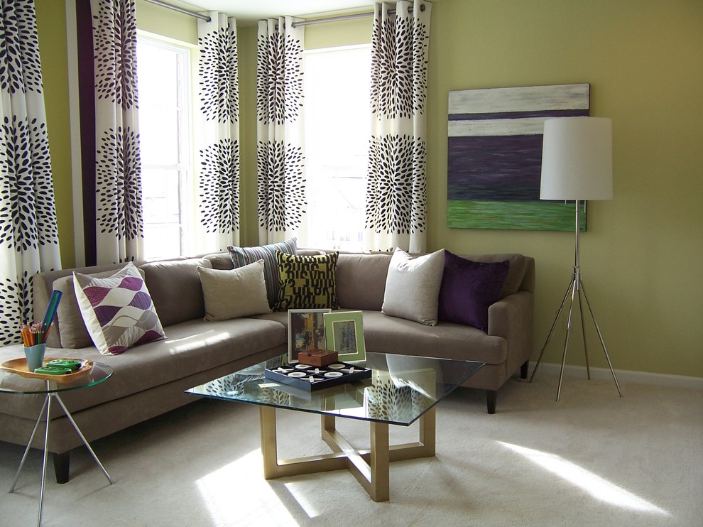 Foto de sala de estar cerrada tradicional renovada con paredes verdes y moqueta