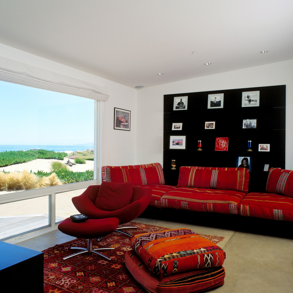 Свежая идея для дизайна: гостиная комната в морском стиле с бетонным полом - отличное фото интерьера