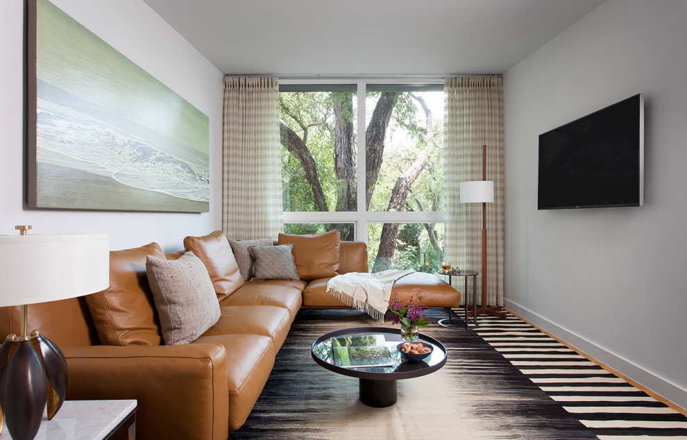 Modernes Wohnzimmer mit weißer Wandfarbe in Austin