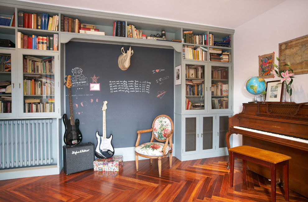 Foto de sala de estar con rincón musical cerrada clásica renovada de tamaño medio sin chimenea y televisor con paredes blancas y suelo de madera en tonos medios