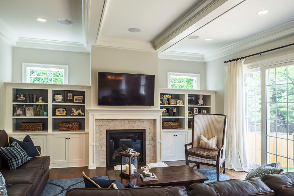 Diseño de sala de estar abierta tradicional renovada de tamaño medio con paredes grises, suelo de madera en tonos medios, todas las chimeneas, marco de chimenea de baldosas y/o azulejos y televisor colgado en la pared