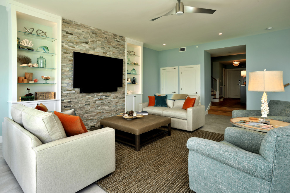 Mittelgroßes, Offenes Maritimes Wohnzimmer mit blauer Wandfarbe, Porzellan-Bodenfliesen, TV-Wand und grauem Boden in Miami