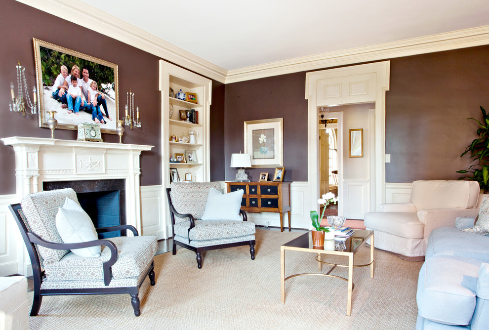 Immagine di un soggiorno tradizionale con pareti marroni
