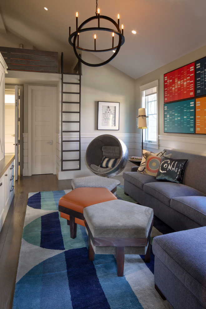 Maritimes Wohnzimmer mit gewölbter Decke und vertäfelten Wänden in Los Angeles