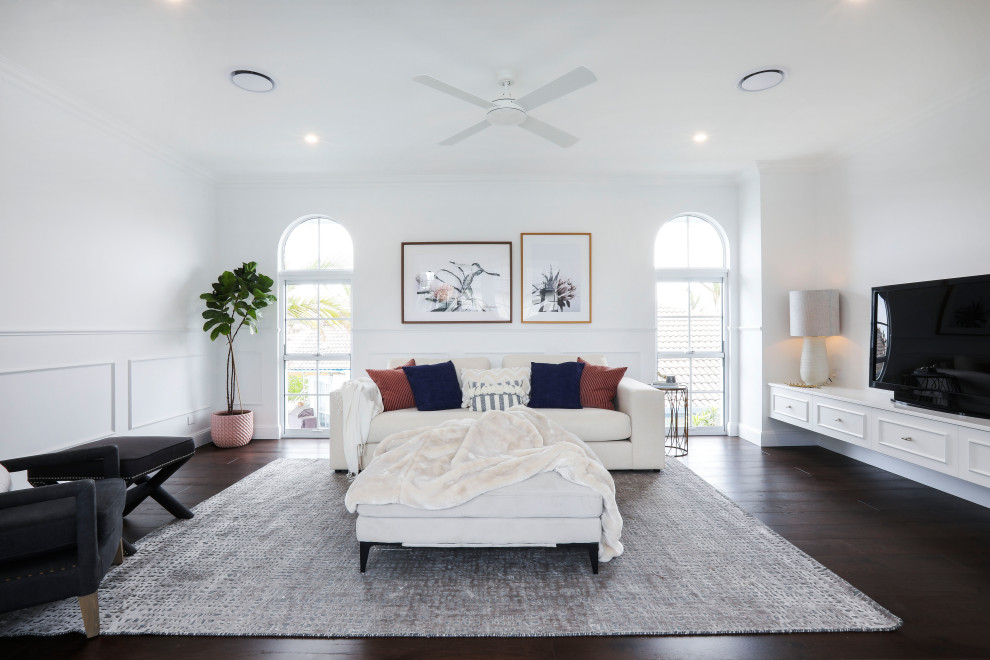Maritimes Wohnzimmer mit weißer Wandfarbe, dunklem Holzboden, freistehendem TV und braunem Boden in Gold Coast - Tweed
