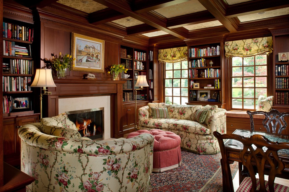 Пример оригинального дизайна: большая гостиная комната в классическом стиле с с книжными шкафами и полками