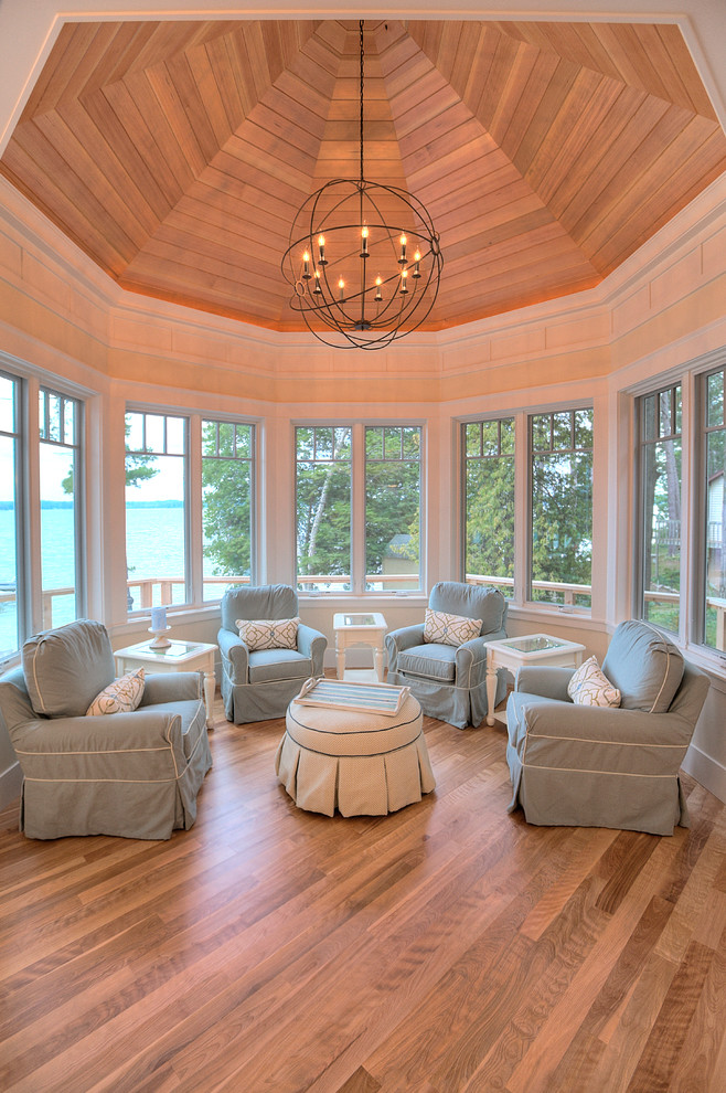 Imagen de sala de estar tradicional sin televisor con suelo de madera en tonos medios