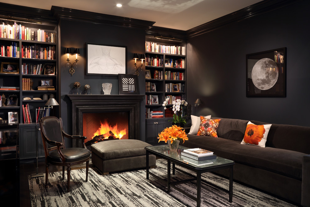 Cette photo montre une grande salle de séjour chic avec une cheminée standard, une bibliothèque ou un coin lecture, un mur noir, moquette et canapé noir.